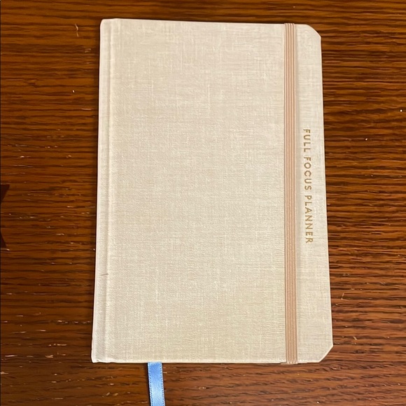 New Quarterly Planner - Michael Hyatt - Textured Cream Cover and Blue Bookmark - Picture 15 of 16